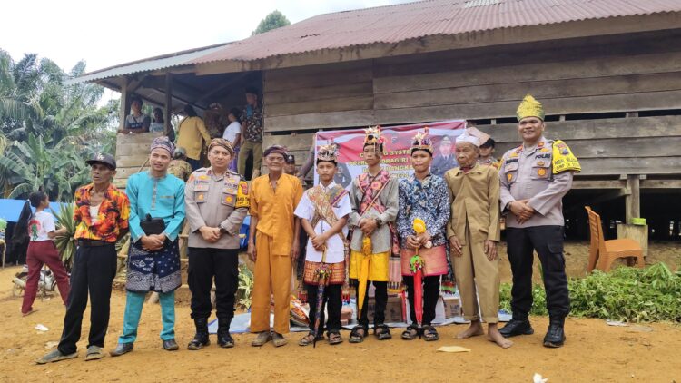 Damai Polres Inhu di “Gawai Kebatin” Warga Desa Talang Mamak