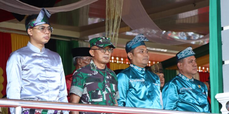 Kapolres Kuansing Hadiri Upacara Peringatan Hari Jadi ke-25 Kabupaten Kuantan Singingi di Lapangan Limuno Teluk Kuantan