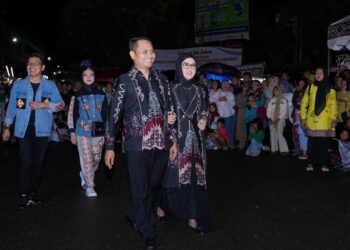Kapolres Kuansing AKBP Pangucap dan Istri Hadiri Car Free Night Batik Kuansing Carnaval Dalam Rangka Peringatan Hari Jadi Kabupaten Kuansing ke-25