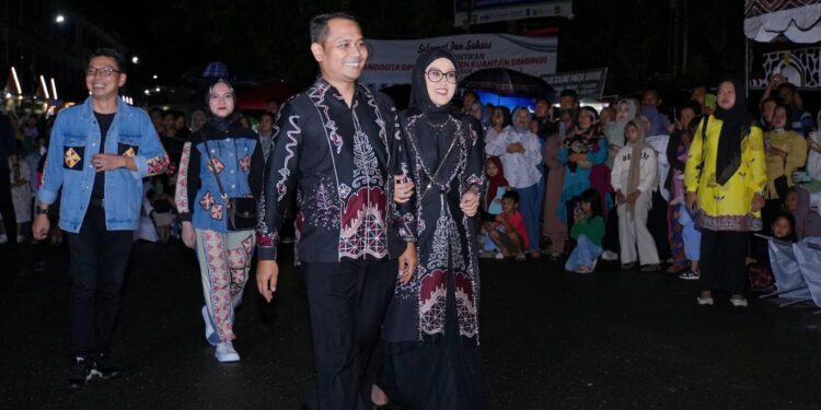 Kapolres Kuansing AKBP Pangucap dan Istri Hadiri Car Free Night Batik Kuansing Carnaval Dalam Rangka Peringatan Hari Jadi Kabupaten Kuansing ke-25