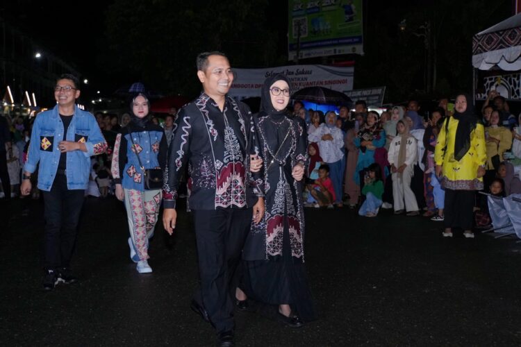 Kapolres Kuansing AKBP Pangucap dan Istri Hadiri Car Free Night Batik Kuansing Carnaval Dalam Rangka Peringatan Hari Jadi Kabupaten Kuansing ke-25