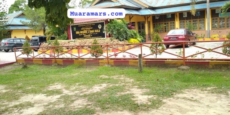 Diduga Kepala Sekolah SMAN 2 Siak Hulu Hefnofita Yuliani Garab Keuntungan Bisnis Seragam Sekolah dan LKS Hingga Ratusan Juta Rupiah