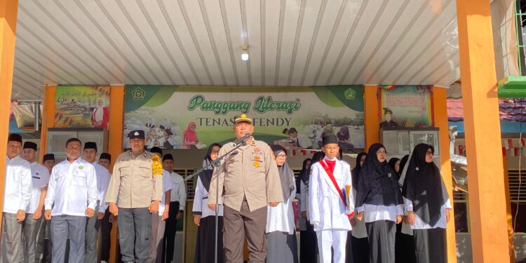 Kanit Binmas Polsek Rumbai Goes to school dan Pimpin Upacara Peringati HUT Sumpah Pemuda di MTSN2 Pekanbaru