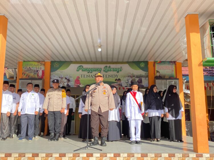 Kanit Binmas Polsek Rumbai Goes to school dan Pimpin Upacara Peringati HUT Sumpah Pemuda di MTSN2 Pekanbaru