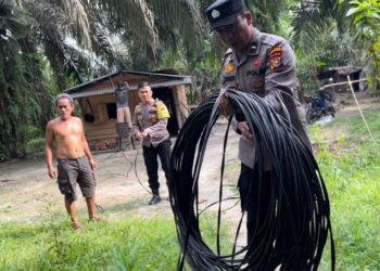 Polsek LBJ Pasang Lampu Penerangan dan Sosialisasi Pilkada Ke Warga