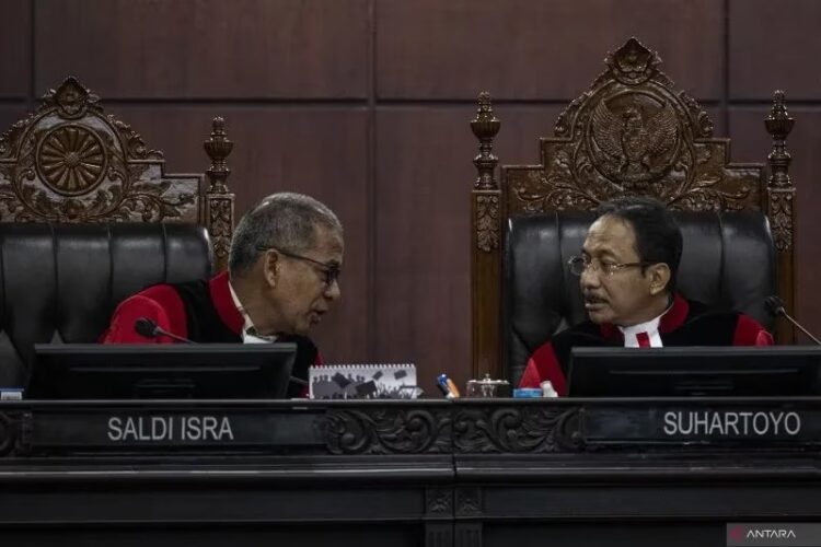 Ketua Majelis MK Memutuskan untuk Mencabut dan merevisi 21 pasal dari UU Ciptaker” ini Daftar 21 Pasal yang Diubah Dalam UU Cipta Kerja