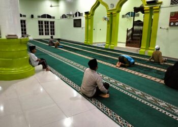 Cooling System Pilkada 2024, Personil Polsek Benai dan Masyarakat Sholat Subuh Berjamaah