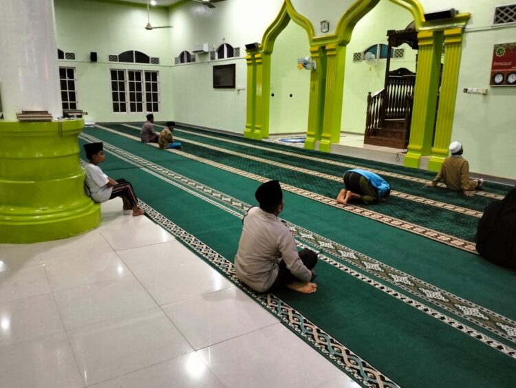 Cooling System Pilkada 2024, Personil Polsek Benai dan Masyarakat Sholat Subuh Berjamaah