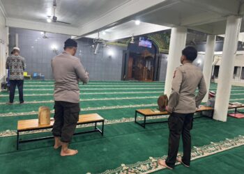 Personel PAM KPU Polres Kuansing Sholat Subuh Berjamaah