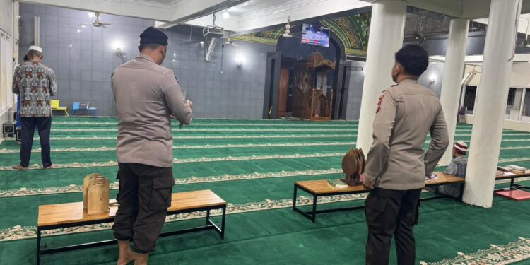 Personel PAM KPU Polres Kuansing Sholat Subuh Berjamaah