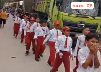 Mobil Dum Truk Tanah Giling Siswa SDN” Puluhan Siswa/i Salembaran 2 Gelar Aksi