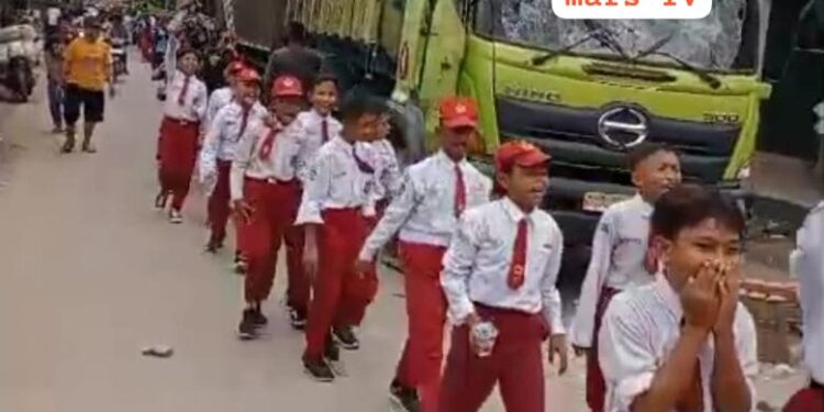 Mobil Dum Truk Tanah Giling Siswa SDN” Puluhan Siswa/i Salembaran 2 Gelar Aksi