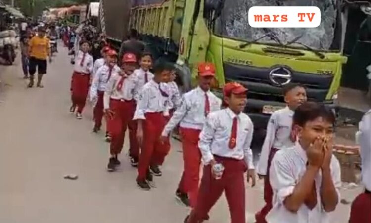 Mobil Dum Truk Tanah Giling Siswa SDN” Puluhan Siswa/i Salembaran 2 Gelar Aksi