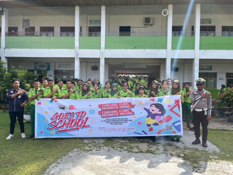 Satlantas Polres Siak bersama Indonesia Safety Driving Center (ISDC) Polda Riau menyambangi beberapa sekolah di Tualang