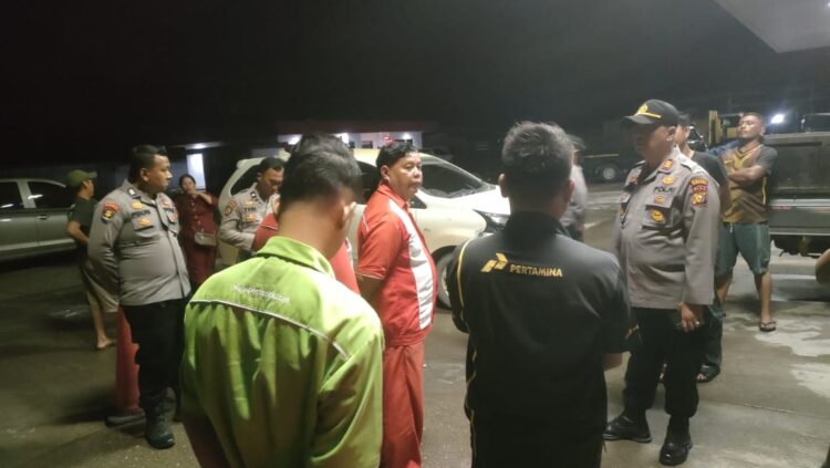Polsek Pangean Tertibkan Pengisian BBM di SPBU Sako Tertibkan Antrian dan Cegah Penyalahgunaan Jelang Pilkada 2024