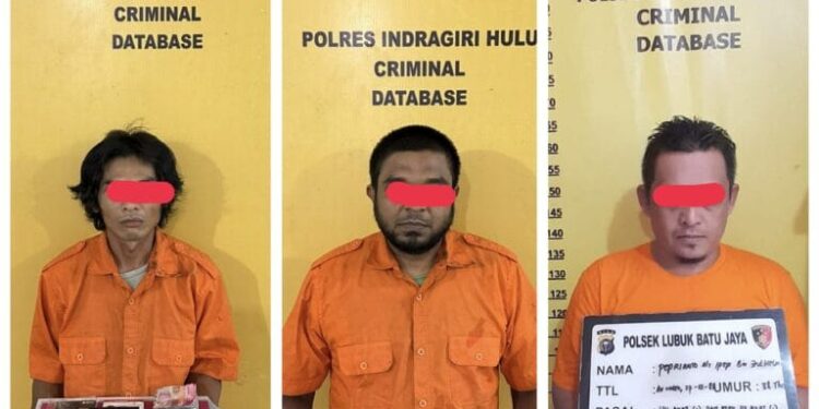 Tim Gabungan Narkoba Polres Indragiri Hulu (Inhu) Berhasil Tangkap Tiga Orang Dalam Operasi Penggerebekan Narkoba di Kampung Teleng, Air Molek I