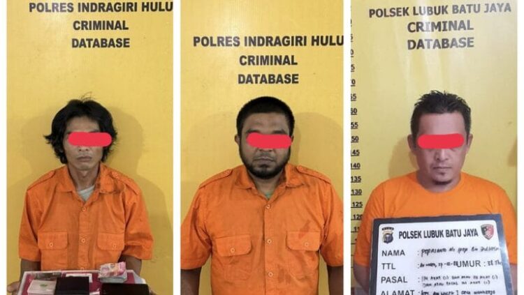 Tim Gabungan Narkoba Polres Indragiri Hulu (Inhu) Berhasil Tangkap Tiga Orang Dalam Operasi Penggerebekan Narkoba di Kampung Teleng, Air Molek I
