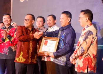 Pj Bupati Kampar H Hambali SE, MBA, MH Terima Penghargaan Sidhakarya Tahun 2024
