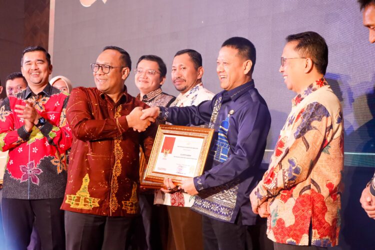 Pj Bupati Kampar H Hambali SE, MBA, MH Terima Penghargaan Sidhakarya Tahun 2024