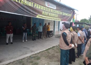 Masa Tenang Pilkada 2024, Panwascam Tapung Hilir Bersama TNI-Polri Tertibkan APK!