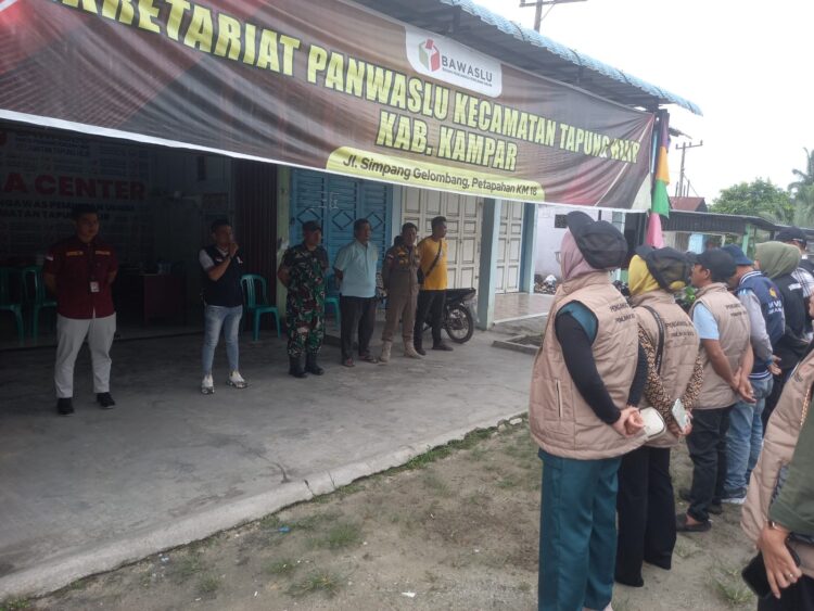 Masa Tenang Pilkada 2024, Panwascam Tapung Hilir Bersama TNI-Polri Tertibkan APK!
