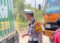 Jalan di XIII Koto Kampar Amblas” Kasat Lantas AKP Vino Turun Langsung ke TKP