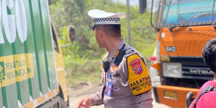 Jalan di XIII Koto Kampar Amblas” Kasat Lantas AKP Vino Turun Langsung ke TKP