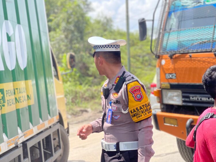 Jalan di XIII Koto Kampar Amblas” Kasat Lantas AKP Vino Turun Langsung ke TKP