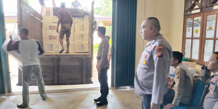 AKP Asril Syahputra, SH Kapolsek Tambang Langsung Turun Pengawalan Logistik