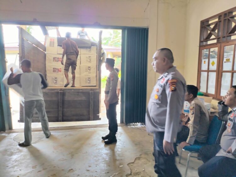 AKP Asril Syahputra, SH Kapolsek Tambang Langsung Turun Pengawalan Logistik