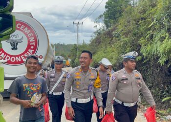 Kasat Lantas Polres Kampar AKP Vino Bagikan Nasi Bungkus untuk Sopir Terjebak Longsor di Tanjung Alai