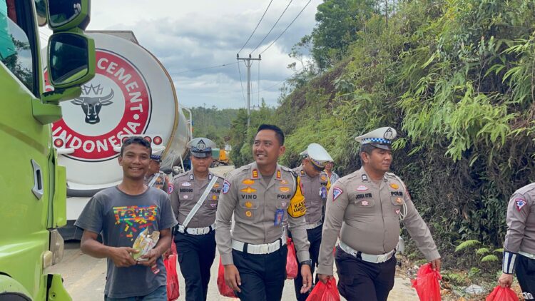 Kasat Lantas Polres Kampar AKP Vino Bagikan Nasi Bungkus untuk Sopir Terjebak Longsor di Tanjung Alai
