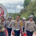 Kasat Lantas Polres Kampar AKP Vino Bagikan Nasi Bungkus untuk Sopir Terjebak Longsor di Tanjung Alai