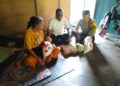 Bhabinkamtibmas Sam Sam Bezuk dan Beri Santunan Kepada Anak Lumpuh Bertahun Tahun