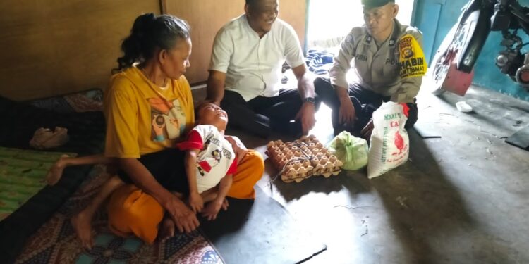 Bhabinkamtibmas Sam Sam Bezuk dan Beri Santunan Kepada Anak Lumpuh Bertahun Tahun