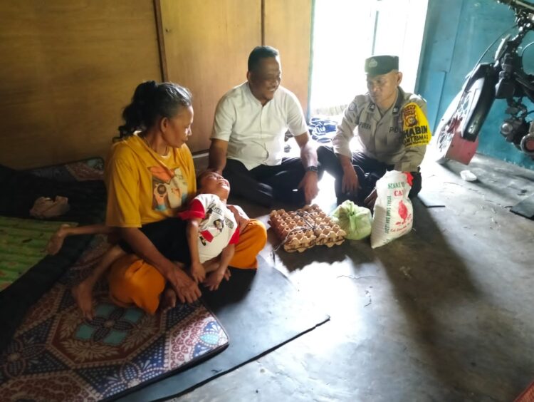 Bhabinkamtibmas Sam Sam Bezuk dan Beri Santunan Kepada Anak Lumpuh Bertahun Tahun