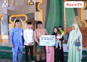 Plh Sekda Kota Pekanbaru, Zarman Chandra, Menyerahkan Bantuan Santunan Kematian Kepada Dua Pegawai