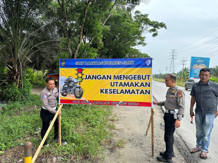 Ops Lllin LK Tahun 2024 Sat Lantas Polres Siak Pasang Spanduk Himbauan Sepanjang Jalan