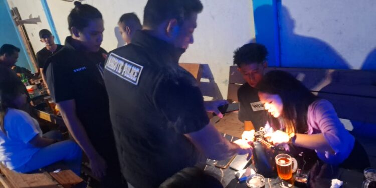 Razia di Cafe Remang-Remang”  Sat Resnarkoba Polres Kuansing Amankan Miras Tanpa Izin