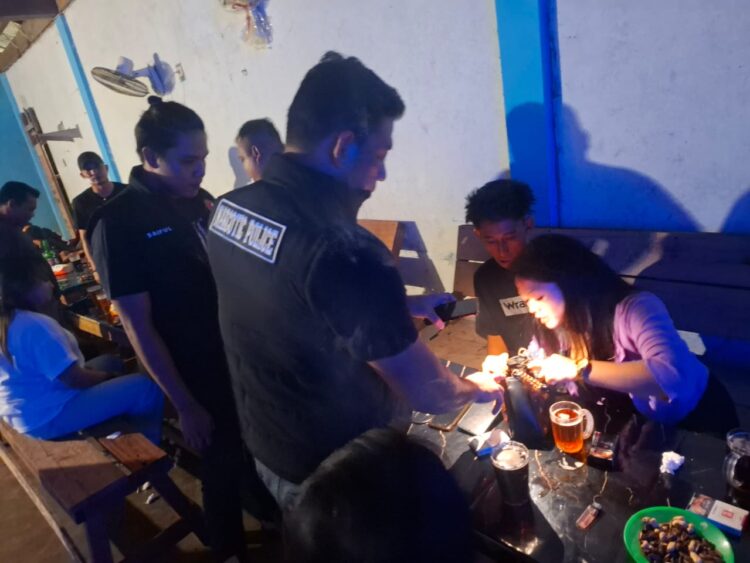 Razia di Cafe Remang-Remang”  Sat Resnarkoba Polres Kuansing Amankan Miras Tanpa Izin
