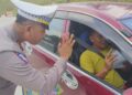 Sapa Lansung Pengendara Yang Melintas” Kasat Lantas Polres Siak AKP Kaliman Siregar Berikan Imbauan Keselamatan