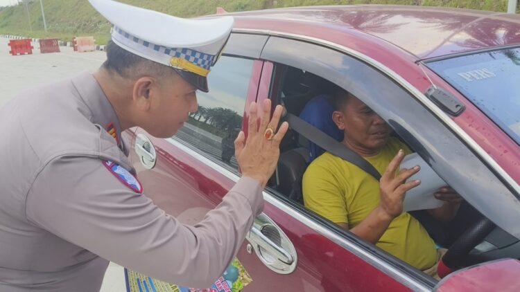 Sapa Lansung Pengendara Yang Melintas” Kasat Lantas Polres Siak AKP Kaliman Siregar Berikan Imbauan Keselamatan