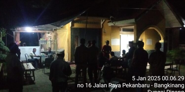 Bhabinkamtibmas dan Satpol PP Kecamatan Tambang Gerebek Warung Remang-Remang di Sungai Pinang