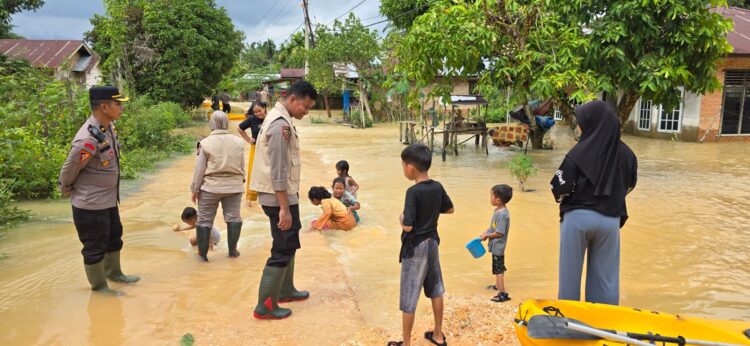 Tim Trauma Healing Polda Riau Berikan Dukungan Psikologi untuk Anak-anak Korban Banjir di Gunung Sahilan