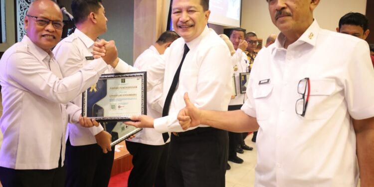 Lagi- Lagi,,!! LPKA Klas II Pekambaru Terima Penghargaan