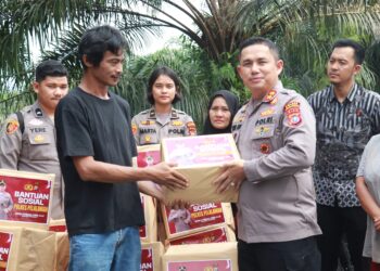 Kapolres Pelalawan AKBP Afrizal Asri, SIK Salurkan Bantuan Sembako Kepda Warga Musiba Banjir