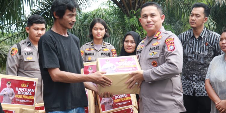 Kapolres Pelalawan AKBP Afrizal Asri, SIK Salurkan Bantuan Sembako Kepda Warga Musiba Banjir