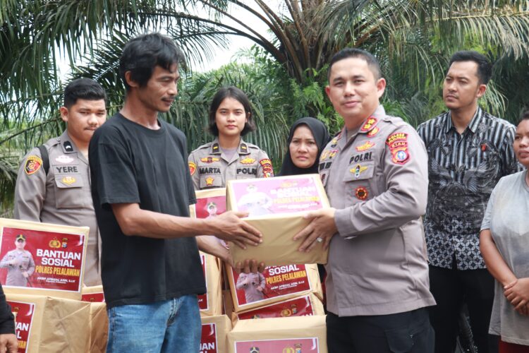 Kapolres Pelalawan AKBP Afrizal Asri, SIK Salurkan Bantuan Sembako Kepda Warga Musiba Banjir