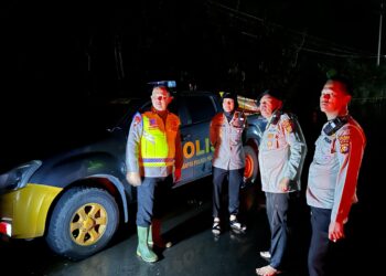 AKBP Afrizal Terus Siaga Dilokasi Banjir Km 83 Jalan Lintas Timur