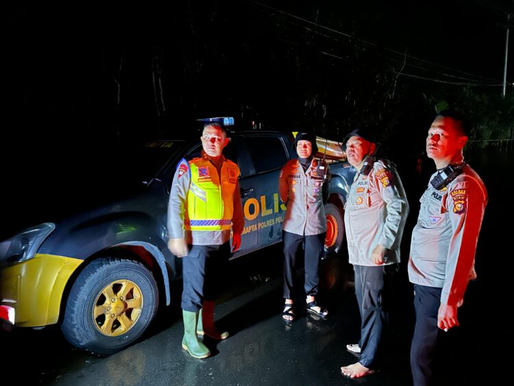 AKBP Afrizal Terus Siaga Dilokasi Banjir Km 83 Jalan Lintas Timur